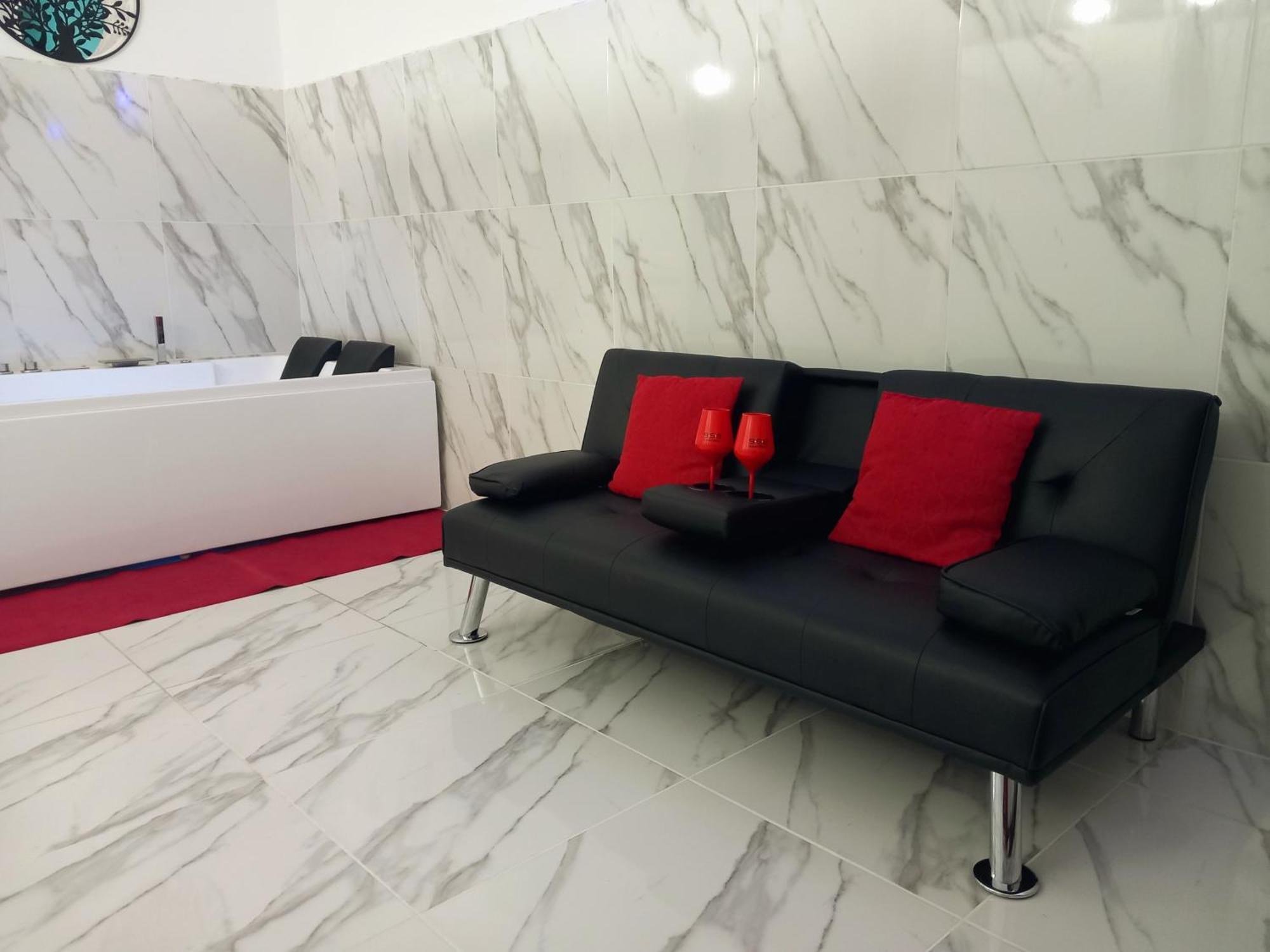 Jacuzzi King Apartment